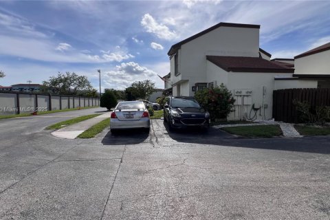 Condo in Miami, Florida, 2 bedrooms  № 1816535 - photo 7