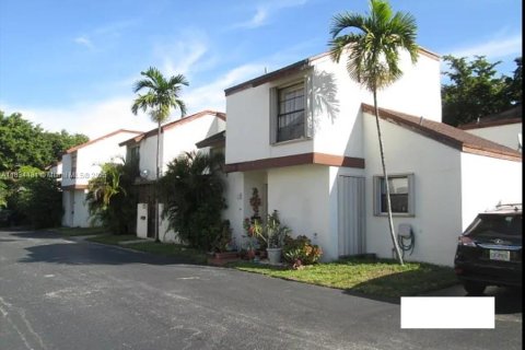 Condo in Miami, Florida, 2 bedrooms  № 1816535 - photo 1