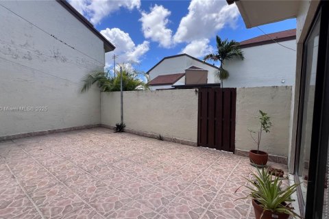 Condo in Miami, Florida, 2 bedrooms  № 1816535 - photo 16