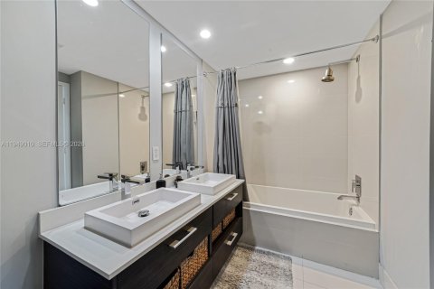 Condo in Miami, Florida, 1 bedroom  № 2079449 - photo 10