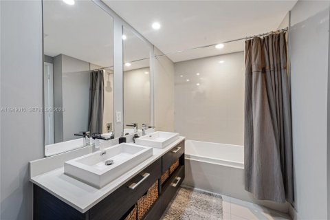 Condo in Miami, Florida, 1 bedroom  № 2079449 - photo 9