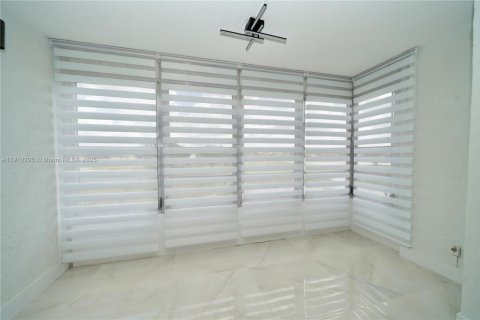 Condo in Sunrise, Florida, 2 bedrooms  № 1966459 - photo 4