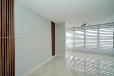 Condo in Sunrise, Florida, 2 bedrooms  № 1966459 - photo 2