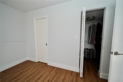 Condo in Sunrise, Florida, 2 bedrooms  № 1966459 - photo 13