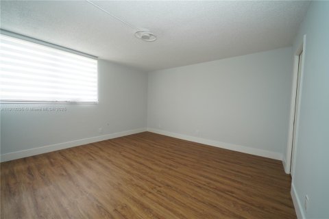 Condo in Sunrise, Florida, 2 bedrooms  № 1966459 - photo 12