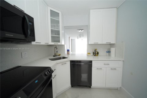 Condo in Sunrise, Florida, 2 bedrooms  № 1966459 - photo 6
