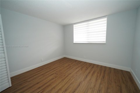 Condo in Sunrise, Florida, 2 bedrooms  № 1966459 - photo 10