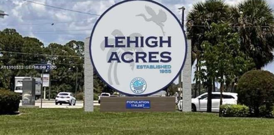 Commercial property in Lehigh Acres, Florida № 2158579