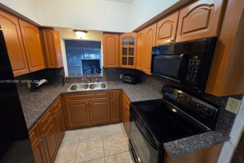 Villa ou maison à vendre à North Miami, Floride: 2 chambres, 100.89 m2 № 2035844 - photo 10