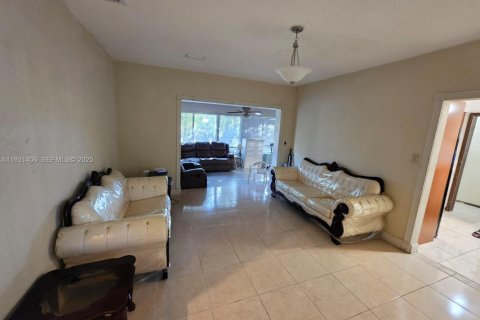 Villa ou maison à vendre à North Miami, Floride: 2 chambres, 100.89 m2 № 2035844 - photo 8