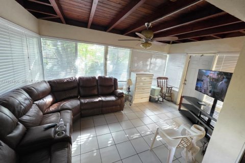 Villa ou maison à vendre à North Miami, Floride: 2 chambres, 100.89 m2 № 2035844 - photo 12