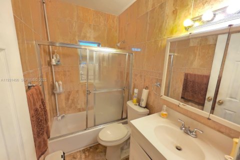 Villa ou maison à vendre à North Miami, Floride: 2 chambres, 100.89 m2 № 2035844 - photo 14