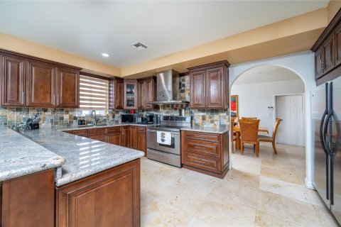 Casa en venta en Miami, Florida, 5 dormitorios, 287.44 m2 № 2006687 - foto 17