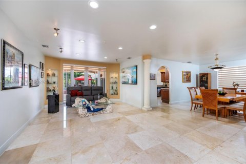 Casa en venta en Miami, Florida, 5 dormitorios, 287.44 m2 № 2006687 - foto 25