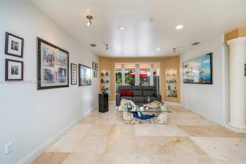 Casa en venta en Miami, Florida, 5 dormitorios, 287.44 m2 № 2006687 - foto 26