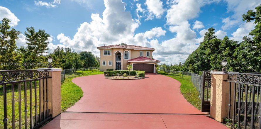 Casa en Miami, Florida 5 dormitorios, 287.44 m2 № 2006687