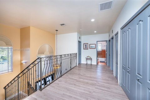 Casa en venta en Miami, Florida, 5 dormitorios, 287.44 m2 № 2006687 - foto 29