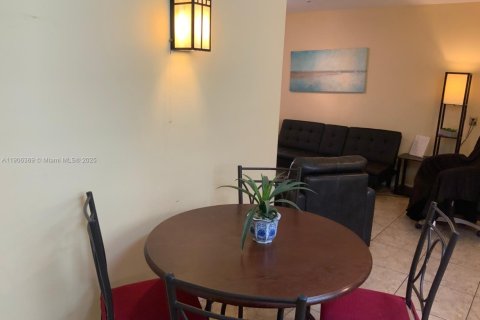 Villa ou maison à louer à Hollywood, Floride: 1 chambre, 231.51 m2 № 1956926 - photo 6