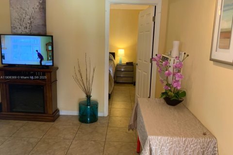 Villa ou maison à louer à Hollywood, Floride: 1 chambre, 231.51 m2 № 1956926 - photo 5