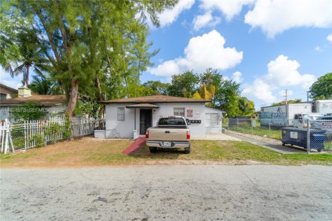 Propiedad comercial en venta en Miami, Florida, 227.98 m2 № 2039876 - foto 2