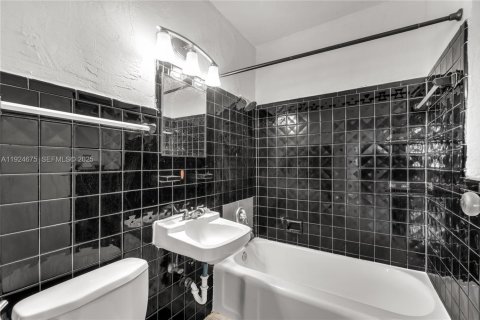 Propiedad comercial en venta en Miami, Florida, 227.98 m2 № 2039876 - foto 13