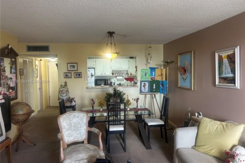 Condo in Miami Beach, Florida, 1 bedroom  № 2030392 - photo 11