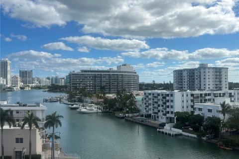 Condo in Miami Beach, Florida, 1 bedroom  № 2030392 - photo 8