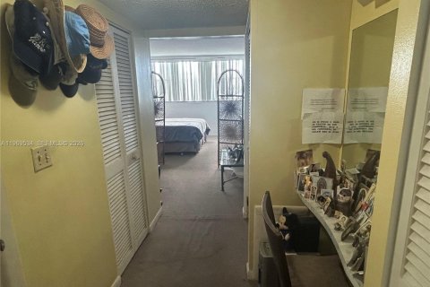 Condo in Miami Beach, Florida, 1 bedroom  № 2030392 - photo 30