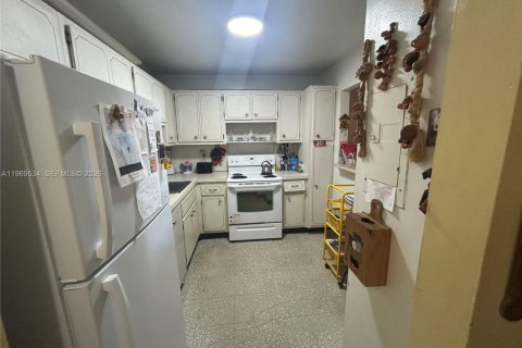 Condo in Miami Beach, Florida, 1 bedroom  № 2030392 - photo 21