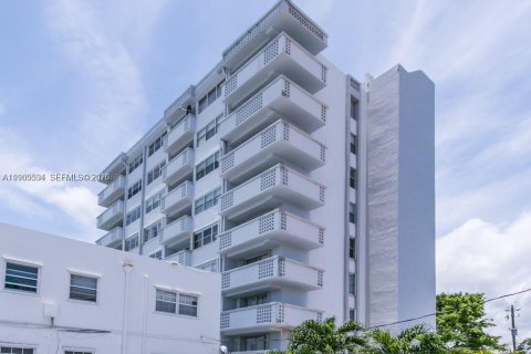 Condominio en Miami Beach, Florida, 1 dormitorio  № 2030392