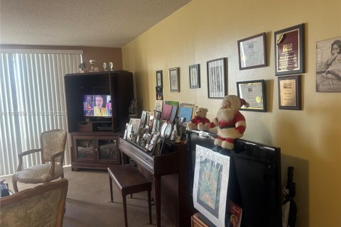 Condo in Miami Beach, Florida, 1 bedroom  № 2030392 - photo 15