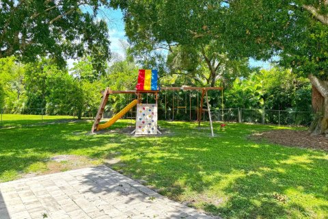 House in Vero Beach, Florida 5 bedrooms, 261.61 sq.m. № 1230167 - photo 1