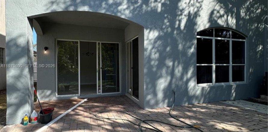 Дом в Холливуд, Флорида 3 спальни, 200.85м2 № 2034124