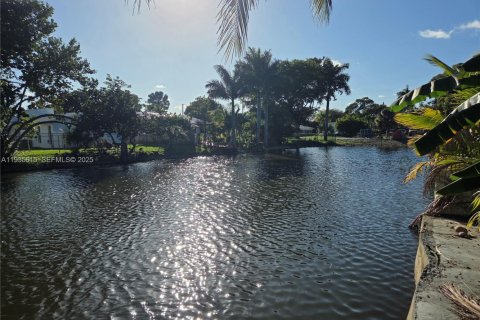 Casa en alquiler en Hallandale Beach, Florida, 2 dormitorios, 166.48 m2 № 1993757 - foto 8