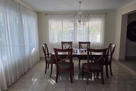 Casa en alquiler en Hallandale Beach, Florida, 2 dormitorios, 166.48 m2 № 1993757 - foto 19