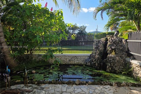 Casa en alquiler en Hallandale Beach, Florida, 2 dormitorios, 166.48 m2 № 1993757 - foto 3