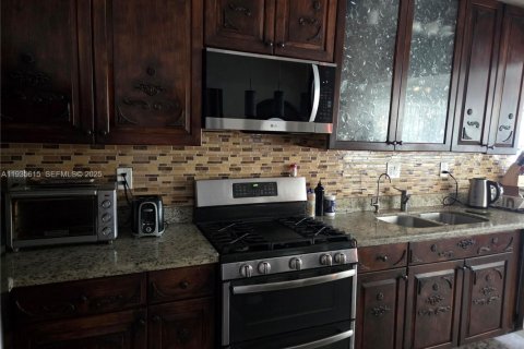 Casa en alquiler en Hallandale Beach, Florida, 2 dormitorios, 166.48 m2 № 1993757 - foto 20