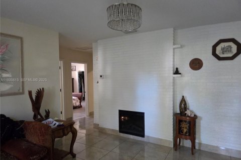 Casa en alquiler en Hallandale Beach, Florida, 2 dormitorios, 166.48 m2 № 1993757 - foto 29