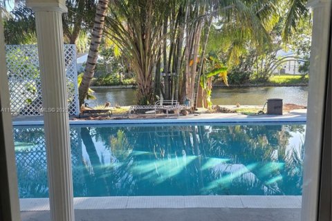 Casa en alquiler en Hallandale Beach, Florida, 2 dormitorios, 166.48 m2 № 1993757 - foto 11