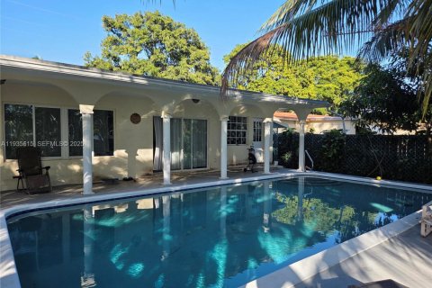 Casa en alquiler en Hallandale Beach, Florida, 2 dormitorios, 166.48 m2 № 1993757 - foto 1