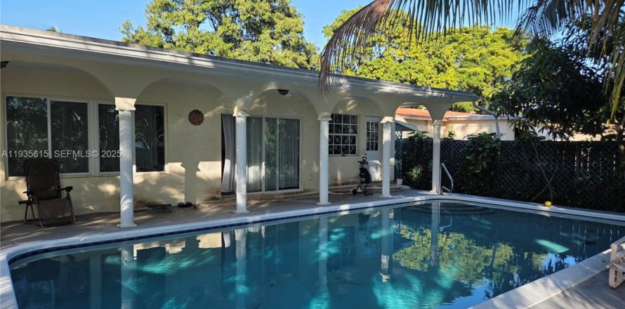 Casa en Hallandale Beach, Florida 2 dormitorios, 166.48 m2 № 1993757