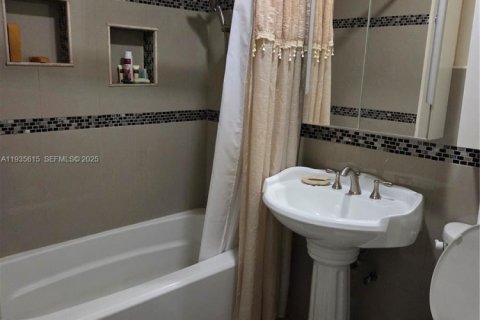 Casa en alquiler en Hallandale Beach, Florida, 2 dormitorios, 166.48 m2 № 1993757 - foto 22