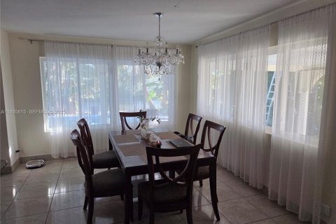 Casa en alquiler en Hallandale Beach, Florida, 2 dormitorios, 166.48 m2 № 1993757 - foto 17