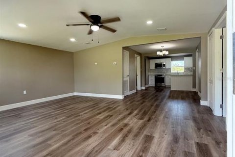 House in Frostproof, Florida 3 bedrooms, 127.46 sq.m. № 1918692 - photo 8