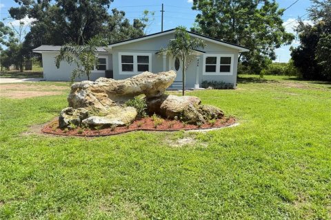 House in Frostproof, Florida 3 bedrooms, 127.46 sq.m. № 1918692 - photo 2
