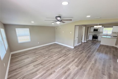 House in Frostproof, Florida 3 bedrooms, 127.46 sq.m. № 1918692 - photo 9