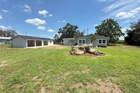 House in Frostproof, Florida 3 bedrooms, 127.46 sq.m. № 1918692 - photo 1