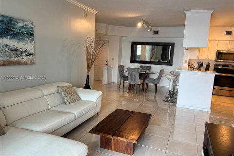 Condominio en alquiler en Sunny Isles Beach, Florida, 2 dormitorios, 103.68 m2 № 2009923 - foto 2