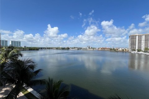 Condominio en alquiler en Sunny Isles Beach, Florida, 2 dormitorios, 103.68 m2 № 2009923 - foto 15