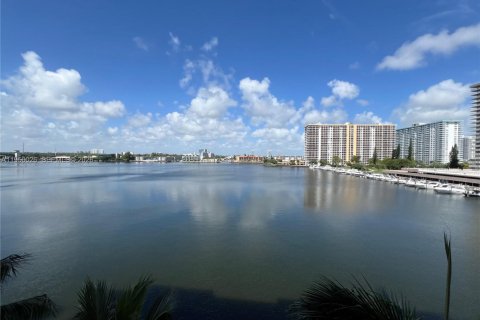 Condominio en alquiler en Sunny Isles Beach, Florida, 2 dormitorios, 103.68 m2 № 2009923 - foto 14